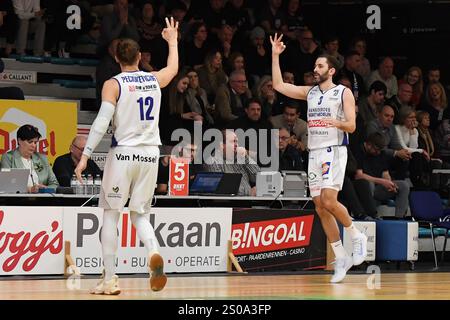 Oostende, Belgien. Dezember 2024. Mechelens Augustas Peciuvekius und Mechelens Domien Loubry feiern während eines Basketballspiels zwischen Kangoeroes Mechelen und Limburg United am Donnerstag, den 26. Dezember 2024 in Mechelen, am 17. Tag der belgischen/niederländischen Basketballmeisterschaft der ersten Liga BNXT. BELGA FOTO JILL DELSAUX Credit: Belga News Agency/Alamy Live News Stockfoto