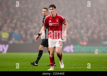 London, Großbritannien. Dezember 2024. Tottenham Hotspur Stadium LONDON, ENGLAND - 26. DEZEMBER: Ryan Yates of Nottingham Forest während des 18. Matchweek-Spiels der Premier League 2024/25 zwischen Nottingham Forest und Tottenham Hotspur FC im Tottenham Hotspur Stadium am 26. Dezember 2024 in London. (Paul Bonser/SPP) Credit: SPP Sport Press Photo. /Alamy Live News Stockfoto