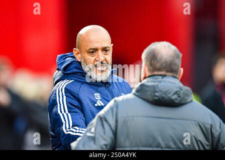 Dezember 2024; The City Ground, Nottingham, England; Premier League Football, Nottingham Forest gegen Tottenham Hotspur; Nottingham Forest Head Coach Nuno Espirito Santo begrüßt Tottenham Hotspur Head Coach Ange Postecoglou Stockfoto