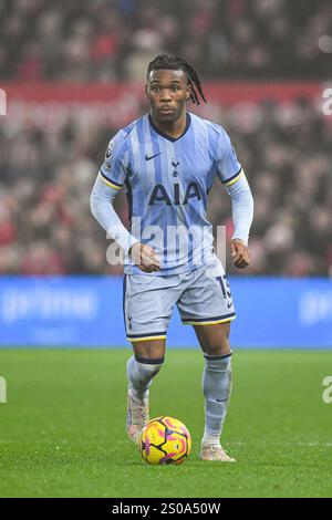 Dezember 2024; The City Ground, Nottingham, England; Premier League Football, Nottingham Forest gegen Tottenham Hotspur; Destiny Udogie von Tottenham Hotspur spielt mit dem Ball Stockfoto