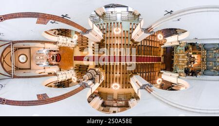 Blick aus der Vogelperspektive auf das Innere der Kathedrale mit einem Mittelgang mit Holzbänken, einem verzierten Altar, einer großen Orgel und komplizierten Deckendesigns mit Cha Stockfoto