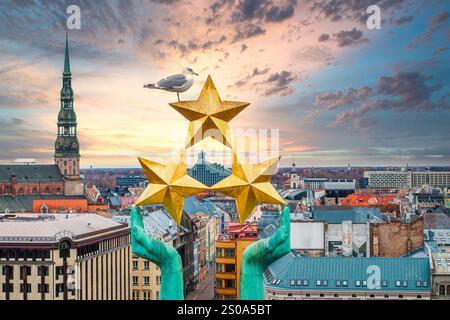 Aus der Vogelperspektive von Riga, Lettland, mit dem Freiheitsdenkmal mit einer Möwe auf den Sternen, dem Turm der Peterskirche und der Lettischen Nationalbibliothek A Stockfoto