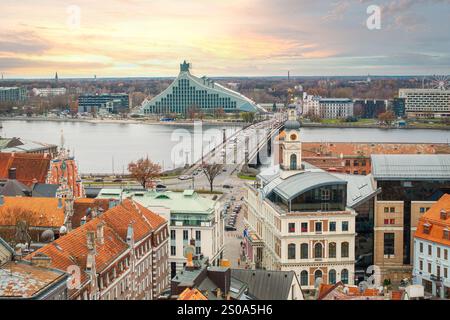Aus der Vogelperspektive von Riga, Lettland, mit dem eckigen Design der Nationalbibliothek, dem Fluss Daugava, einer Verbindungsbrücke und dem historischen Gebäude der Altstadt Stockfoto