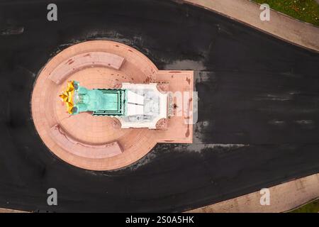 Das Bild zeigt das Freiheitsdenkmal in Riga, Lettland, von oben mit seiner hohen Säule, der kupfernen Liberty-Figur und der umliegenden kreisrunden plaza Stockfoto