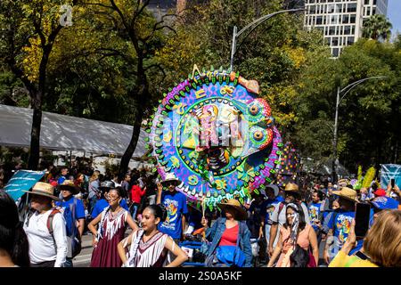 Mexiko-Stadt, Mexiko – 19. Oktober 2024: Traditionelle Parade der farbenfrohen imaginären Lebewesen namens Alebrijes in der Reforma Street in Mexiko-Stadt. Stockfoto