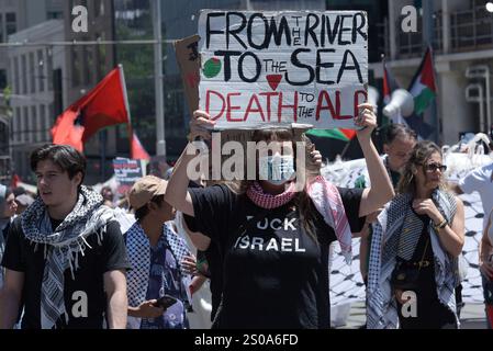 Melbourne, Australien. Dezember 2024. Hunderte von Menschen protestieren in Melbourne gegen den Völkermord in Palästina und die Mittäterschaft der australischen Regierung in Solidarität mit den Palästinensern. Melbourne, Australien, am 22. Dezember 2024. (Foto: Rana Sajid Hussain/Pacific Press/SIPA USA) Credit: SIPA USA/Alamy Live News Stockfoto