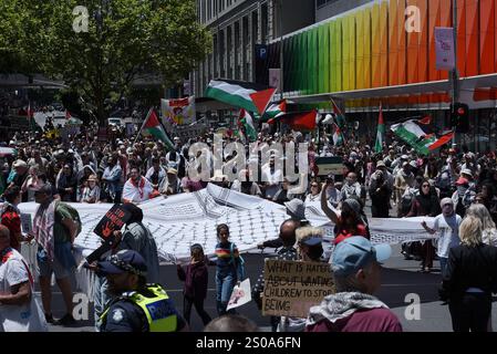 Melbourne, Australien. Dezember 2024. Hunderte von Menschen protestieren in Melbourne gegen den Völkermord in Palästina und die Mittäterschaft der australischen Regierung in Solidarität mit den Palästinensern. Melbourne, Australien, am 22. Dezember 2024. (Foto: Rana Sajid Hussain/Pacific Press/SIPA USA) Credit: SIPA USA/Alamy Live News Stockfoto