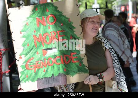 Melbourne, Australien. Dezember 2024. Hunderte von Menschen protestieren in Melbourne gegen den Völkermord in Palästina und die Mittäterschaft der australischen Regierung in Solidarität mit den Palästinensern. Melbourne, Australien, am 22. Dezember 2024. (Foto: Rana Sajid Hussain/Pacific Press/SIPA USA) Credit: SIPA USA/Alamy Live News Stockfoto