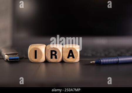 Holzblöcke mit dem Wort IRA - individuelles Alterskonto. Stockfoto