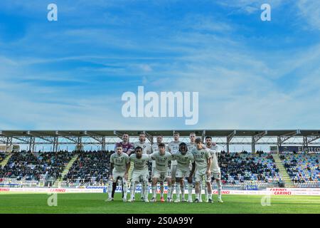 Frosinone, Italien. Dezember 2024. Das US-Team Salernitana posiert für das Foto vor dem Spiel der Serie B zwischen Frosinone Calcio und US Salernitana am 26. Dezember 2024 im Stadio Benito Stirpe Frosinone Italien Stockfoto