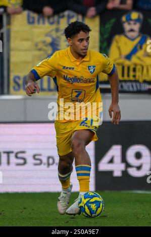 Frosinone, Italien. Dezember 2024. Jérémy Oyono von Frosinone Calcio in der Serie Bmatch zwischen Frosinone Calcio und US Salernitana im Stadio Benito Stirpe Frosinone Italien am 26. Dezember 2024. Quelle: Nicola Ianuale/Alamy Live News Stockfoto