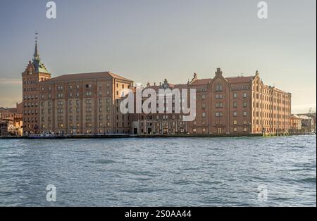 Die Fassade des ehemaligen Molino Stucky (Stuckmühle), heute Hilton Molino Stucky, ein 5-Sterne-Hotel Stockfoto