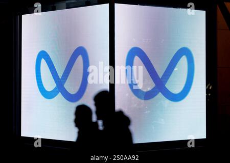 Das Logo des Internetkonzerns Meta u.a. Facebook, Instagram, Whatsapp zu sehen auf einem Bildschirm in einem Elektromarkt. Symbolbild, Themenbild Köln, 26.12.2024 NRW Deutschland *** das Logo der Internetfirma Meta und Facebook, Instagram, Whatsapp ist auf einem Bildschirm in einem Elektronikgeschäft zu sehen Symbolbild, Themenbild Köln, 26 12 2024 NRW Deutschland Copyright: XChristophxHardtx Stockfoto