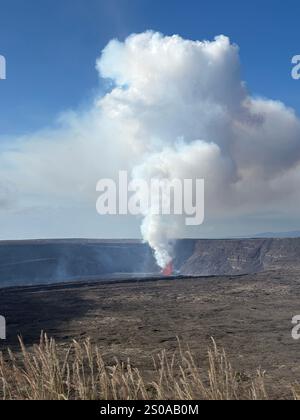 Big Island, Hawaii, USA. Dezember 2024. Einer der aktivsten Vulkane der Welt spuckte am Dienstag einen zweiten Tag in Folge Lava in die Luft. Die Eruption des Kilauea-Vulkans auf Hawaii Big Island hat sich innerhalb der Gipfelkaldera des Hawaii Volcanoes National Park verharrt. Es wurden keine Häuser bedroht. Geschmolzenes Gestein begann am Montag vor Sonnenaufgang aus dem Vulkan zu schießen, als sich Spalten im Calderaboden öffneten und Lava 295 Fuß (90 Meter) in die Luft schleuderten. Die rote Flüssigkeit bildete hohe Springbrunnen und breitete sich dann über 650 Hektar aus. Das Hawaiian Volcano Observatory schätzte die La Stockfoto