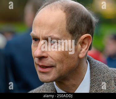 Sandringham, Großbritannien 25 Dez 2024 Edward, Duke of Edinburgh, unterhält sich mit Mitgliedern der Öffentlichkeit, nachdem er am Weihnachtsgottesdienst in St. Mary Magdalene teilgenommen hatte. Stockfoto