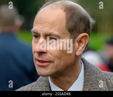 Sandringham, Großbritannien 25 Dez 2024 Edward, Duke of Edinburgh, unterhält sich mit Mitgliedern der Öffentlichkeit, nachdem er am Weihnachtsgottesdienst in St. Mary Magdalene teilgenommen hatte. Stockfoto