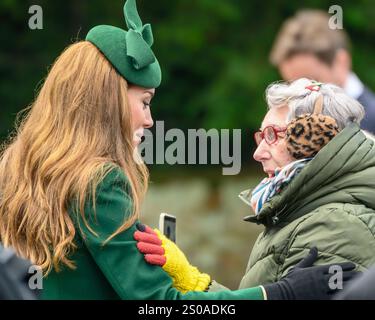 Sandringham, Großbritannien 25. Dez 2024 Catherine, Prinzessin von Wales, unterhält sich mit Mitgliedern der Öffentlichkeit, nachdem sie am Weihnachtsfeiertag in Sandringham teilgenommen hat. Stockfoto