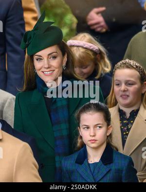 Sandringham, Großbritannien 25 Dez 2024 die Prinzessin von Wales verlässt die St. Mary Magdalene Church am Weihnachtstag und begrüßt die Menge zusammen mit Prinzessin Charlotte. Stockfoto