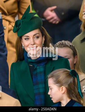 Sandringham, Großbritannien 25 Dez 2024 die Prinzessin von Wales verlässt die St. Mary Magdalene Church am Weihnachtstag und begrüßt die Menge zusammen mit Prinzessin Charlotte. Stockfoto