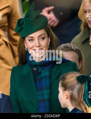 Sandringham, Großbritannien 25 Dez 2024 die Prinzessin von Wales verlässt die St. Mary Magdalene Church am Weihnachtstag und begrüßt die Menge zusammen mit Prinzessin Charlotte. Stockfoto