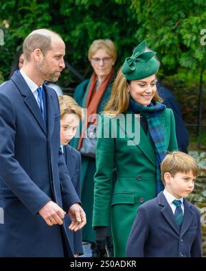 Sandringham, Großbritannien 25 Dez 2024 der Prinz und die Prinzessin von Wales verlassen die St. Mary Magdalene Church am Weihnachtsmorgen und begrüßen die wartenden Menschenmassen. Stockfoto