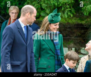 Sandringham, Großbritannien 25 Dez 2024 der Prinz und die Prinzessin von Wales verlassen die St. Mary Magdalene Church am Weihnachtsmorgen und begrüßen die wartenden Menschenmassen. Stockfoto