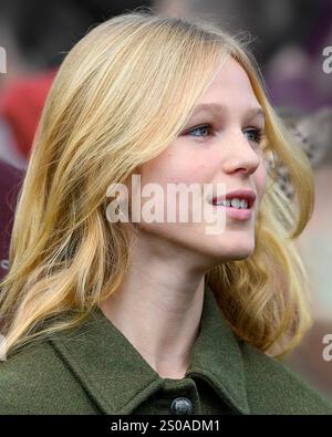 Sandringham, Großbritannien 25. Dez 2024 Isla Phillips, nachdem sie mit der königlichen Familie am Weihnachtsfeiertag in St. Mary Magdalene teilgenommen hatte. Stockfoto