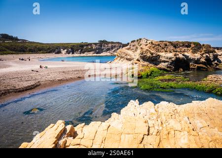 Los Osos, CA USA - 4. August 2017: Gezeitenbecken und Strand, eingerahmt von Felsformationen im Montaña de Oro State Park in Kalifornien. Stockfoto