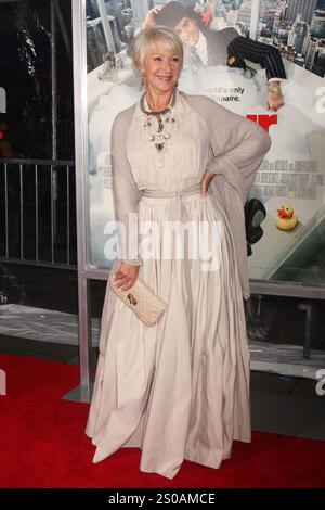 Helen Mirren nimmt an der Premiere von Warner Bros. Teil Pictures 'Arthur' im Ziegfeld Theatre in New York City am 5. April 2011. Foto: Henry McGee/MediaPunch Stockfoto