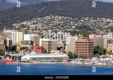 Stadtzentrum von Hobart, Hafen und Uferpromenade mit Bürogebäuden und Mount Wellington dahinter, vom Wasser aus gesehen, Tasmanien, Australien Stockfoto