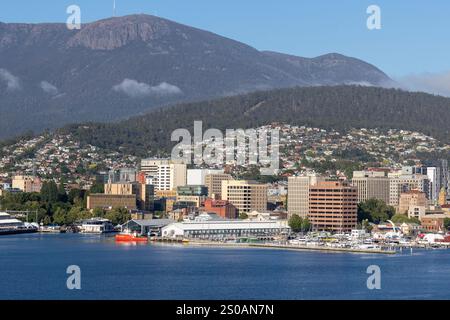 Stadtzentrum von Hobart, Hafen und Uferpromenade mit Bürogebäuden und Mount Wellington dahinter, vom Wasser aus gesehen, Tasmanien, Australien Stockfoto