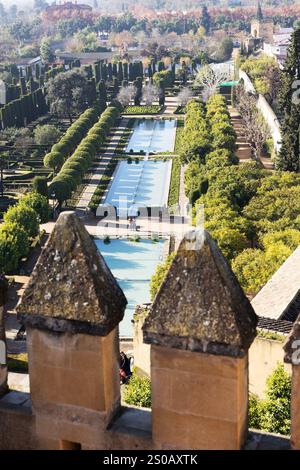 Der Patio de Crucero im Alcázar de los Reyes Cristianos (Schloss der christlichen Monarchen) in Cordoba, Spanien. Stockfoto