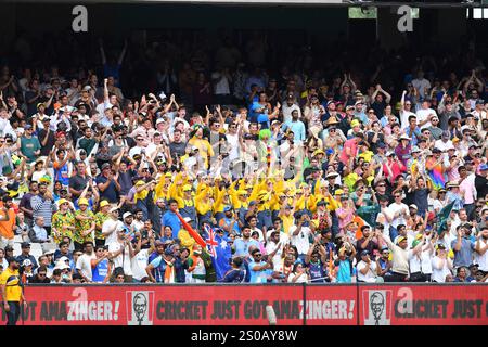 MELBOURNE AUSTRALIEN. Dezember 2024. Im Bild: Australische Cricket-Fans, die sich als Minions beim MCG verkleidet haben, applaudieren Steve Smith, der zum 44. Mal ein Jahrhundert beim Day 2 Fourth Test, Australia vs India Test Cricket auf dem Melbourne Cricket Ground, Melbourne, Australien, am 27. Dezember 2024 erzielte. Quelle: Karl Phillipson/Alamy Live News Stockfoto