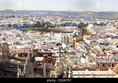 Blick auf die Stadt Sevilla, Spanien, vom Glockenturm der Kathedrale, bekannt als La Giralda. Der Stierkampfring ist in der Ferne sichtbar. Stockfoto