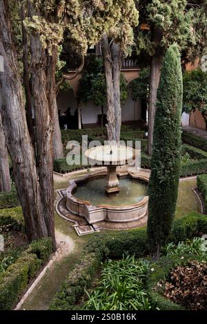 Der zentrale Brunnen im Hof der Lindaraja im Nasridenpalast an der Alhambra in Granada, Spanien. Stockfoto