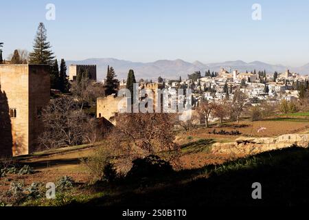 Der Blick auf die Alhambra-Anlage, die Stadt Granada, Spanien, und die Berge dahinter, vom Generalife-Palast und den Gärten. Stockfoto
