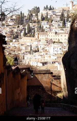 Blick zurück auf die Stadt vom Aufstieg zum Eingang der Alhambra in Granada, Spanien. Stockfoto