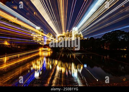 LightSpeed Atlanta – Langzeitbelichtung mit Zoom auf die Skyline von Atlanta, aufgenommen vom Piedmont Park Stockfoto