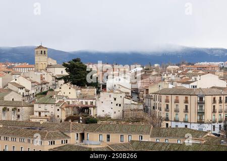 Ein Blick auf Segovia, Spanien, vom berühmten Aquädukt, während sich Nebel über den Bergen niederschlägt. Stockfoto