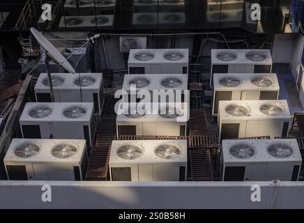 Bangkok, Thailand 23. Dezember 2024 - Klimaanlagen-Außenkompressoren mit Lüftereinheiten. Klimaanlagen-Kühlsystem auf der Dachdecke installiert Stockfoto