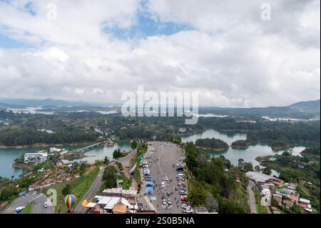 Panoramablick auf eine atemberaubende Seenlandschaft, eingebettet zwischen üppigem Grün und sanften Hügeln. Stockfoto