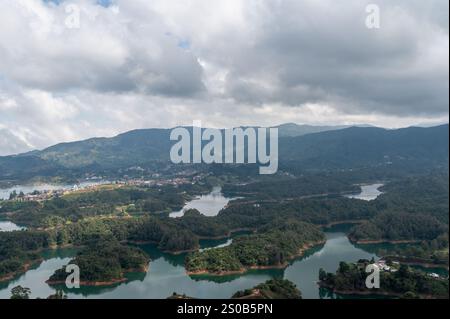 Ruhige Landschaft mit üppigen Inseln, eingebettet in ruhiges Wasser, umgeben von majestätischen Bergen. Stockfoto
