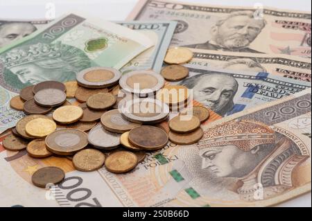 Ein Stapel Münzen und Scheine, einschließlich eines 50-Dollar-Scheins. Die Münzen haben verschiedene Größen und Farben Stockfoto
