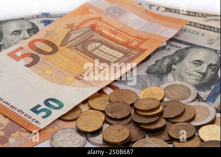 Ein Stapel Münzen und Scheine, darunter ein 50-Euro-Schein. Die Münzen haben verschiedene Größen und Farben Stockfoto