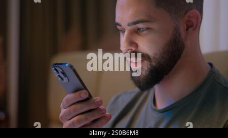 Kaukasischer Mann Bett Schlafzimmer stecken Handy Smartphone Telefon Technologie lächelnd lustiger Humor Video Scrolling Gadget kommunizieren soziale Medien Stockfoto