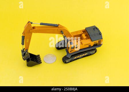 Spielzeugbagger gräbt ethereum-Münze. Kryptowährungen Coin Mining-Konzept. Stockfoto