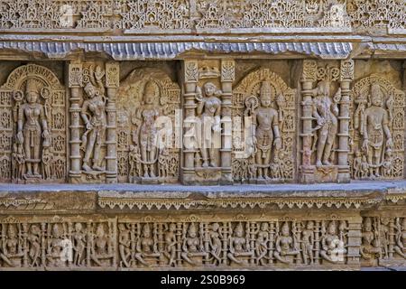 02 09 2010 die kunstvollen Steinschnitzereien in Rani Ki Vav (Queen’s Stepped Well), die zum UNESCO-Weltkulturerbe Patan North Gujarat INDIEN Asien ernannt wurden. Stockfoto