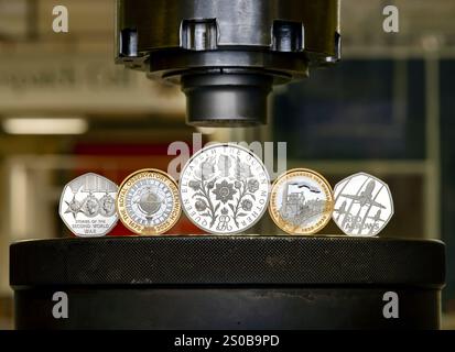 Foto der Royal Mint mit fünf neuen Münzdesigns, die an die bevorstehenden nationalen Meilensteine und Jahrestage im Jahr 2025 erinnern. Die Münzen, (von links nach rechts) Stories of the Second World war 50p Münze, 350. Jahrestag des Royal Observatory, Greenwich £2 Münze, Queen Elizabeth The Queen Mother £5 Münze, 200 Years of the Modern Railway £2 Münze und Red Arrows 50p Münze, werden in einer Reihe von Edelmetall- und basisfesten Oberflächen erhältlich sein. Ausgabedatum: Freitag, 27. Dezember 2024. Stockfoto