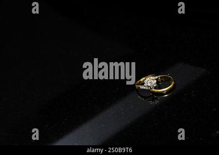 Eheringe auf einem schwarzen Marmortisch Stockfoto