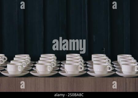 Viele Kaffeetassen für eine Teepause in einer Konferenz für Geschäftstreffen, um den Nachmittag zu erfrischen Stockfoto